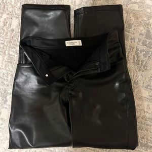 Abercrombie and Fitch - Size 4 - Black